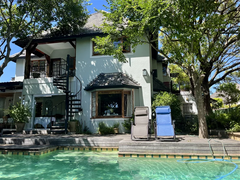 hedge house outside 3